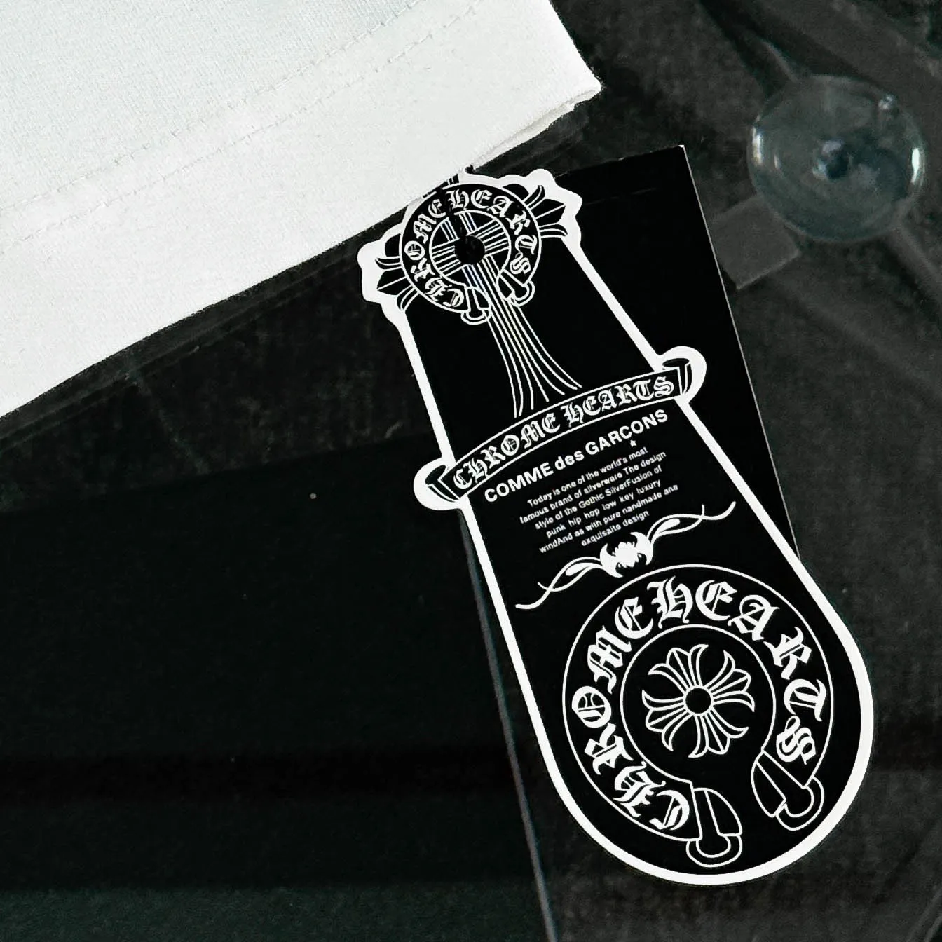 P170 Chrome Hearts 25 high-end versions. The fabric is made of 300 grams of high-density pure cotton. It does not deform or shrink. It has three labels. It is the same style for men and women. Technology: suede foaming + digital printing. Color: white, black. SIZE: S-XL.
